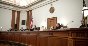 how-oregon-republicans-are-fighting-a-law-stopping-them-from-running-for-reelection