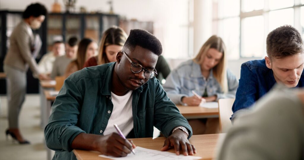 new-data-find-fewer-men-are-enrolling-in-college