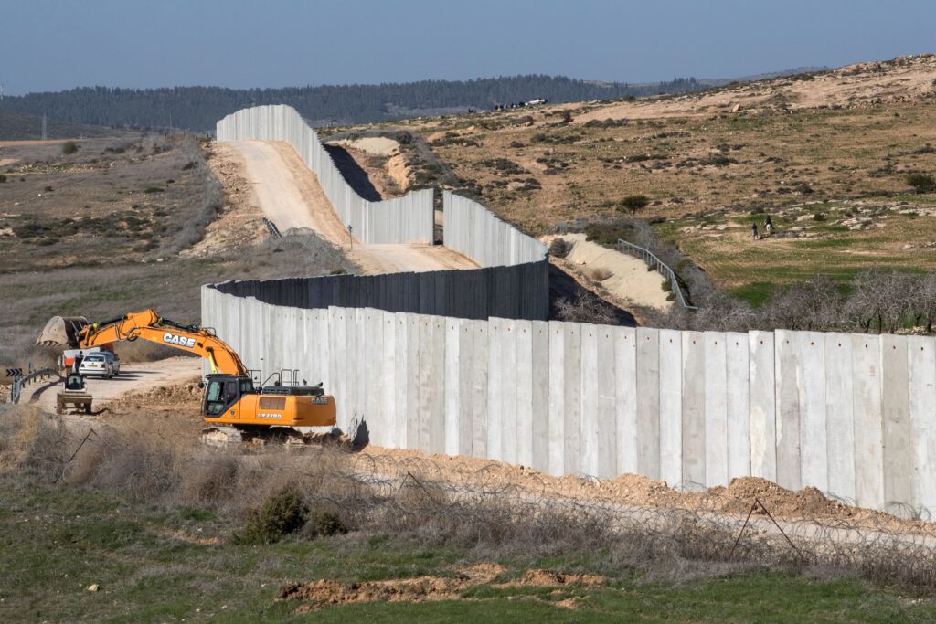 fact-check:-video-claims-to-show-egyptian-boy-smuggling-food-through-gaza-border-wall