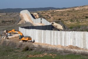 fact-check:-video-claims-to-show-egyptian-boy-smuggling-food-through-gaza-border-wall