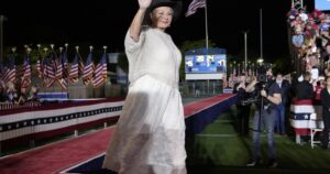 trump-to-rally-with-roseanne-barr-in-iowa-one-week-before-caucuses