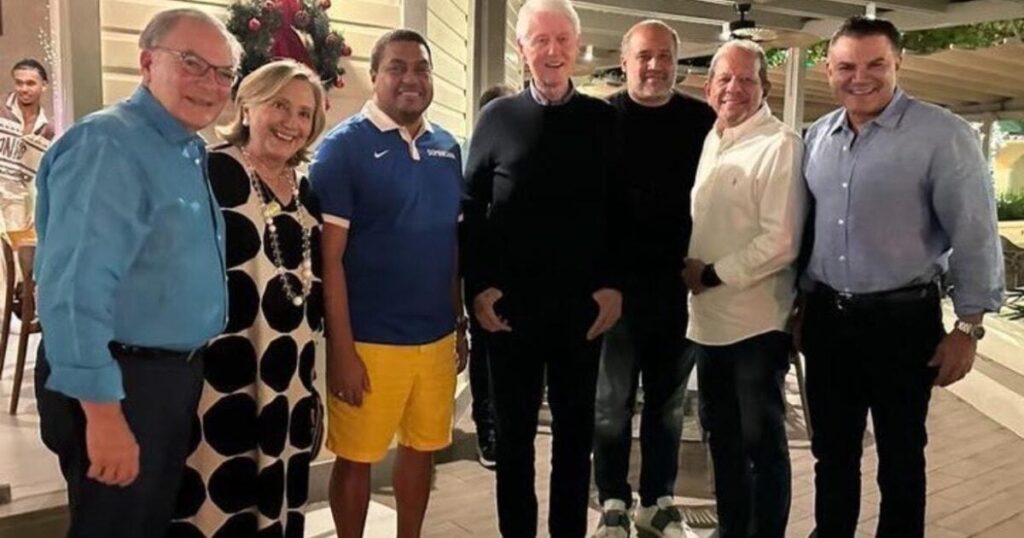 hillary-clinton-spotted-in-punta-cana-wrapped-in-a-tent-|-the-gateway-pundit-|-by-cristina-laila