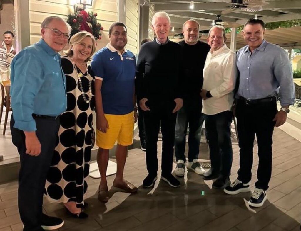 hillary-clinton-spotted-in-punta-cana-wrapped-in-a-tent