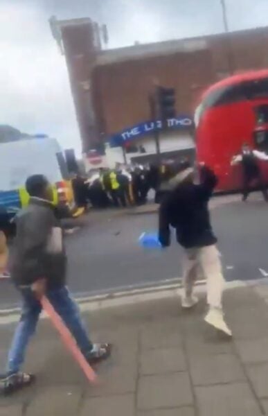 london:-four-police-officers-injured-by-rioting-migrants-from-eritrea-(video)