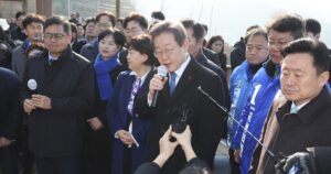 south-korean-opposition-leader-stabbed-in-the-neck-in-busan