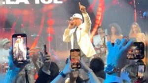 vanilla-ice-performs-hit-song-at-mar-a-lago-to-bring-in-new-year-(video)