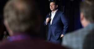 desantis-dings-harvard-in-iowa-but-doesn’t-say-he’s-a-graduate