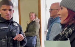 watch:-nikki-haley’s-campaign-calls-police-on-laura-loomer,-kicks-her-out-of-iowa-event