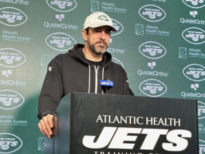 ‘tune-in’:-aaron-rodgers-says-he’ll-address-the-kimmel-feud-very-soon