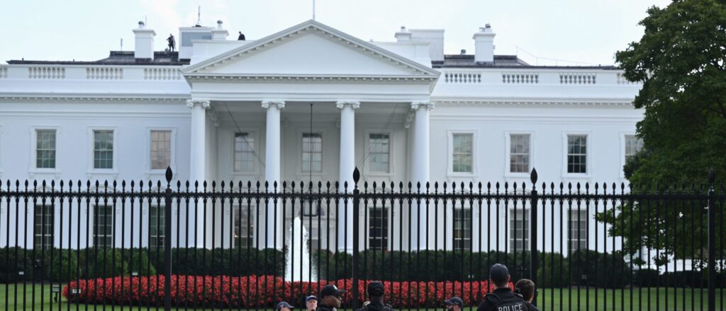 driver-crashes-into-white-house-gate,-secret-service-says