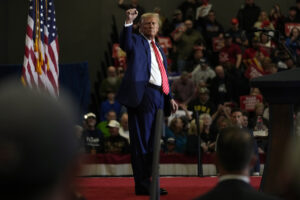 trump-woos-gop-crowds-in-iowa-but-pushes-some-toward-his-opponents