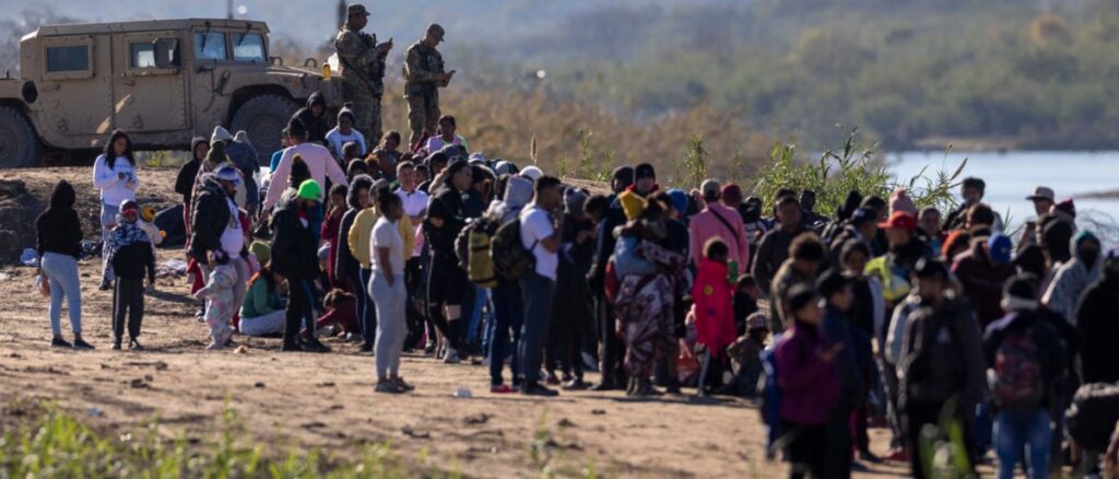 fact-check:-does-this-video-show-migrant-crossings-at-the-arizona-border?