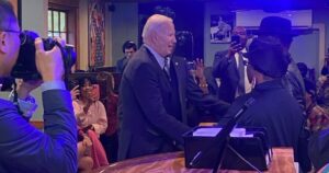 joe-biden-visits-soul-food-restaurant-in-south-carolina-and-there-is-no-crowd-around-him-(video)