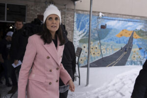 nikki-haley-attracts-disaffected-democrats-and-spoilers-in-iowa-looking-to-affect-gop-race