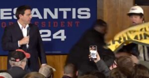 watch:-security-tackles-protester-at-desantis-campaign-event-in-iowa