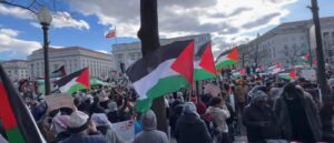 ‘f*ck-joe-biden’:-huge-pro-palestinian-protest-ends-up-at-biden’s-front-gate