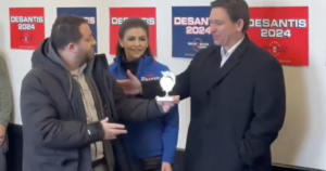 man-attempts-to-hand-desantis-“participation-trophy”-at-town-hall,-calls-him-“little-snowflake”-(video)