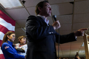 ron-desantis-given-‘participation-trophy’-during-event-in-iowa