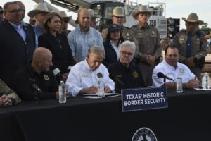 abbott’s-bold-move-at-texas-border-draws-ire-of-democrats-and-applause-from-republicans