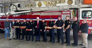 president-trump-delivers-pizza-to-first-responders-in-iowa-(video)