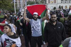 crowd-screams-as-nypd-arrests-pro-palestinian-protester