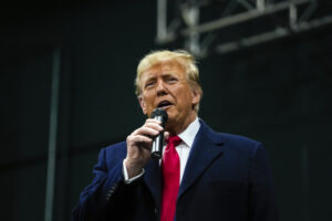 watch-live:-trump-gives-victory-speech-after-winning-iowa-caucuses