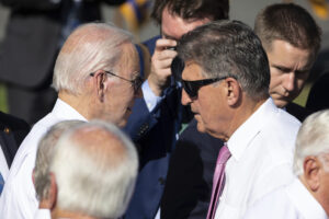 manchin-will-meet-with-biden-to-try-to-convince-him-to-be-more-centrist:-report