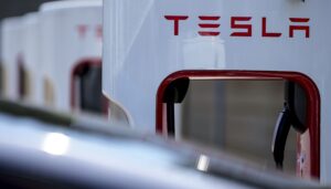 tesla-drivers-struggle-to-charge-vehicles-in-bitter-chicago-cold