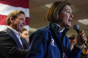 ‘trump-is-a-forgiving-guy’:-kim-reynolds-grapples-with-desantis-endorsement-post-iowa