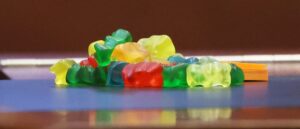 woman-waited-2-hours-to-call-for-help-while-2-year-old-overdosed-on-thc-gummies,-cops-say