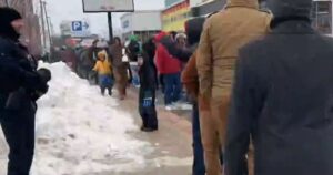 thousands-line-up-in-freezing-cold-for-trump-rally-in-manchester,-new-hampshire
