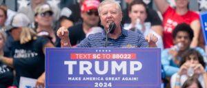 ‘i-feel-so-much-better’:-lindsey-graham-reportedly-hugged-fani-willis-after-georgia-trump-testimony