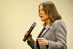 still-running:-marianne-williamson-denies-rumors-she-is-dropping-out-of-2024-race
