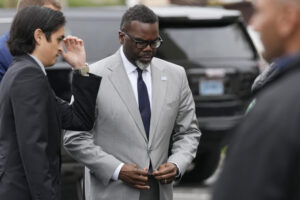 liberal-chicago-mayor’s-move-to-the-right-on-crisis-issue-sets-off-fight-with-allies