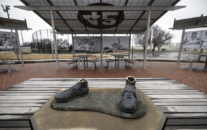 thieves-steal-jackie-robinson-statue-from-kansas-park