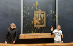 hunger-activists-throw-soup-onto-‘mona-lisa’-in-paris-museum