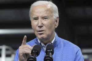 the-debrief-with-chris-irvine:-biden’s-political-weaknesses-in-2024