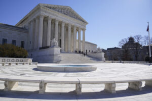 supreme-court-clerks-are-being-offered-up-to-$500,000-to-join-top-dc-law-firms:-report