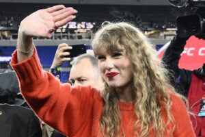 the-view hosts-suggest-republicans-should-be-‘a-little-bit-afraid’-of-taylor-swift
