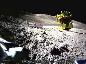 japanese-lunar-lander-wakes-up-after-rough-landing-keeps-it-in-the-dark
