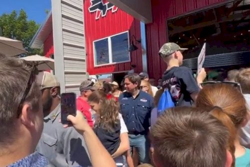 brutal-video:-gov.-desantis-walks-through-crowd-as-they-chant-‘we-love-trump’-and-‘we-want-trump’-|-the-gateway-pundit-|-by-cassandra-macdonald