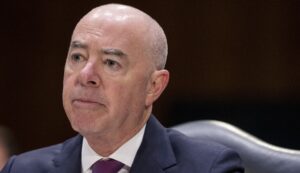 as-mayorkas-tries-to-help-senate-broker-border-deal,-the-house-plots-his-ouster
