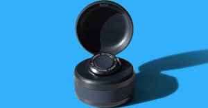 this-small-wearable-device-reduces-parkinson’s-symptoms