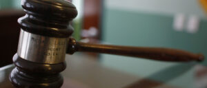 judge-texts-her-way-through-murder-trial,-resigns:-report