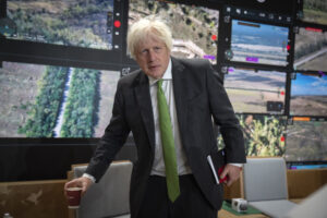 boris-johnson-calls-tucker-carlson-a-‘traitor’-over-‘ludicrous-interview’-with-vladimir-putin