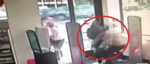 video-shows-father-fighting-off-man-who-grabbed-his-4-year-old-child