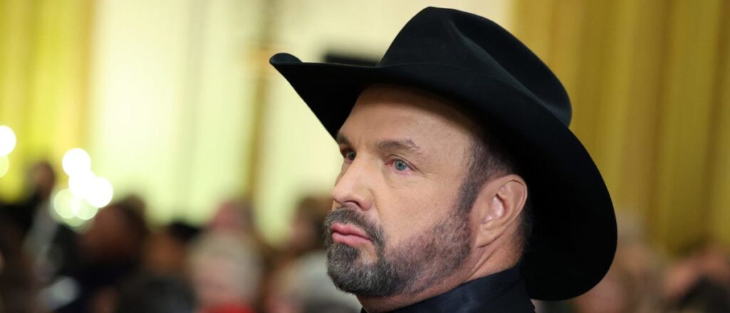 fact-check:-no,-garth-brooks-was-not-kicked-out-of-a-toby-keith-tribute