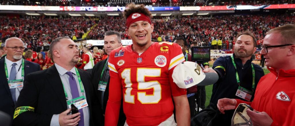 fact-check:-no,-patrick-mahomes-did-not-wear-a-swastika-headband