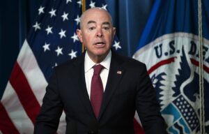government-doing-a-bad-job-dealing-with-influx-of-immigrants:-poll-–-washington-examiner