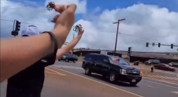 angry-maui-fire-survivors-let-loose-with-middle-fingers-and-f-bombs-at-joe-biden-as-motorcade-passes-(video)-|-the-gateway-pundit-|-by-kristinn-taylor